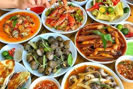 “Ăn sập” Hải Phòng với loạt món vặt ngon, rẻ khiến giới trẻ mê không lối về