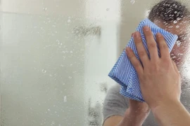 Chỉ mất 10 phút, lau kính, cửa sổ sạch bong kin kít nhờ bí quyết tự nhiên