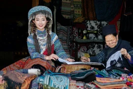 Đi Sa Pa đừng chỉ săn mây, hãy thử một lần ngồi dệt vải cùng người H’Mông