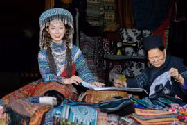 Đi Sa Pa đừng chỉ săn mây, hãy thử một lần ngồi dệt vải cùng người H’Mông