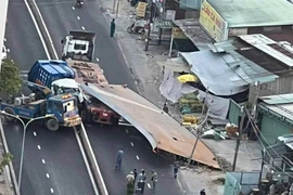 Va chạm với tấm thép trên xe đầu kéo, tài xế xe tải tử vong