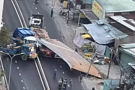 Va chạm với tấm thép trên xe đầu kéo, tài xế xe tải tử vong