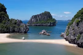 Bãi Cát Oăn đẹp như Maldives giữa vịnh Hạ Long, mê hoặc du khách