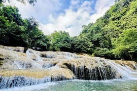 Trốn nóng lên rừng, khám phá “nàng thơ” thác Mây