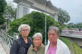 Tình bạn U80 cùng nhau vượt mưa lạnh chinh phục Fansipan