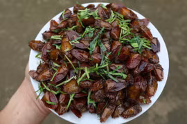 Từng bị xua đuổi vì mùi hôi, nay thành món đặc sản giá 400.000 đồng/kg