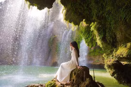 'Săn' hoa Mộc Châu, đừng bỏ lỡ thác nước xanh ngọc bích Chiềng Khoa