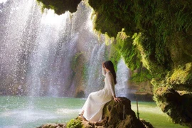 'Săn' hoa Mộc Châu, đừng bỏ lỡ thác nước xanh ngọc bích Chiềng Khoa