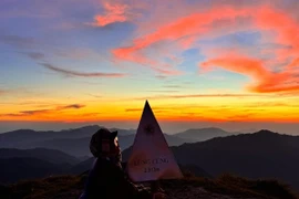 Trekking Lùng Cúng đón biển mây, nghe núi rừng thì thầm