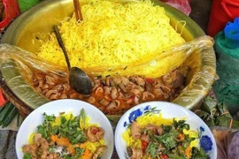 Món bún sắc vàng nghệ, hương vị bình dân níu chân du khách ở Huế