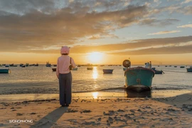 Ngỡ ngàng vẻ đẹp hoàng hôn buông xuống làng chài thôn Mỹ Hiệp