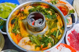 Lẩu 'than thở' món ngon dân dã mê hoặc du khách khi đến miền Tây du lịch