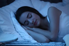 Thói quen buổi tối âm thầm cải thiện giấc ngủ, làn da