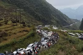 Đèo Mã Pì Lèng ùn tắc, dịch vụ lưu trú quá tải, khách chật vật tìm phòng