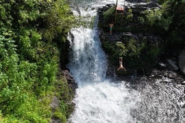 View - Dịp lễ 2/9, rủ nhau lên Du Già tắm thác, ngắm ruộng bậc thang đẹp mê mẩn | Báo Tri thức và Cuộc sống - TIN TỨC PHỔ BIẾN KIẾN THỨC 24H