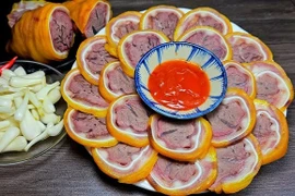 Tự tay làm món tai heo cuộn bắp bò ủ muối cho mâm cỗ Tết đặc sắc