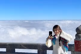 Với giới nhiếp ảnh, săn mây và đón bình minh trên đỉnh Fansipan luôn nằm trong danh sách những trải nghiệm “phải thử” ít nhất một lần. Khoảnh khắc ánh sáng đầu ngày xuyên qua mây, làm lộ ra từng lớp núi nhấp nhô của dãy Hoàng Liên Sơn mang đến cảm giác choáng ngợp, khó diễn tả bằng lời.