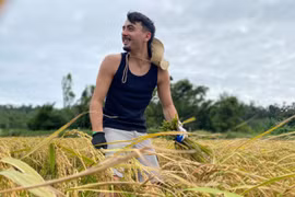 Chương trình du lịch trải nghiệm mùa vụ ở Cô Tô đang được nhiều hộ dân và homestay triển khai, kết hợp giữa tham quan, lao động và ẩm thực địa phương. Chị Nguyễn Minh Huệ, chủ một homestay tại thôn Hải Tiến, cho biết, trải nghiệm làm nông dân trên đảo nhận được phản hồi tích cực từ khách quốc tế. Ảnh TapchidulichTPHCM