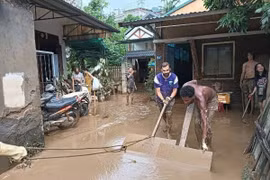 Khách Tây xắn tay dọn bùn sau lũ giúp người dân Tuyên Quang