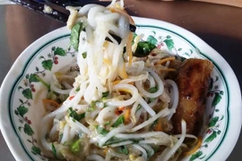 Điều gây ấn tượng ngay từ cái nhìn đầu tiên chính là hình thức của bánh. Những sợi bánh trắng, tròn, hơi to hơn bún thường, được làm từ bột gạo và bột năng pha theo tỷ lệ nhất định để tạo độ mềm dai đặc trưng.