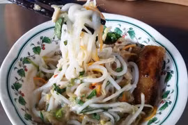 Điều gây ấn tượng ngay từ cái nhìn đầu tiên chính là hình thức của bánh. Những sợi bánh trắng, tròn, hơi to hơn bún thường, được làm từ bột gạo và bột năng pha theo tỷ lệ nhất định để tạo độ mềm dai đặc trưng.