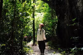 Trốn nắng hè, du khách chọn trekking Hang E ở Quảng Bình