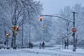 Săn tuyết ở New York vì thế không chỉ là trải nghiệm thời tiết, mà còn là hành trình hòa mình vào cuộc sống đô thị đặc trưng bậc nhất thế giới. Du khách sẽ được ngắm những con đường trắng muốt, cảm nhận hơi lạnh trong trẻo, thưởng thức những món ăn ấm nóng, gặp gỡ người dân địa phương thân thiện và khám phá một New York rất khác – thơ mộng, trầm lắng và sâu sắc hơn ngày thường. Ảnh Gary Hershorn