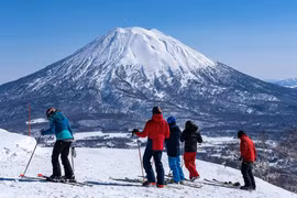 Bên cạnh lễ hội, Hokkaido còn nổi tiếng toàn cầu với hệ thống khu trượt tuyết hiện đại. Những cái tên như Niseko, Furano hay Rusutsu luôn nằm trong nhóm ski resort hàng đầu thế giới nhờ tuyết powder – loại tuyết khô, tơi, rất lý tưởng cho trượt tuyết. Ảnh Vietravel