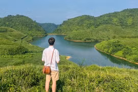 Hè về, hồ Sam Tạng trốn nóng "nạp năng lượng"