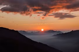 Xã Tà Xùa là xã vùng cao của huyện Bắc Yên (Sơn La), nằm ở độ cao trung bình từ 1.500 – 2.000m so với mực nước biển. Từ Hà Nội, du khách di chuyển quãng đường khoảng 250km để đến được vùng đất này. Ảnh Thời tiết Tà Xùa