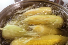 Bí quyết luộc ngô dẻo ngọt, thơm lừng chẳng kém ngoài hàng