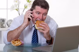 Thói quen tưởng vô hại đang hủy hoại dạ dày bạn từng ngày