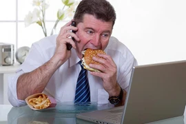 Thói quen tưởng vô hại đang hủy hoại dạ dày bạn từng ngày