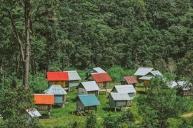 Kho lúa Măng Đen nằm trong làng Kon Tu Ma, thị trấn Măng Đen, tỉnh Kon Tum (hiện thuộc xã Măng Đen, tỉnh Quảng Ngãi) cách trung tâm khoảng 5 km. Con đường dẫn vào làng nhỏ hẹp, xen giữa những triền đồi thông và ruộng bậc thang, uốn lượn quanh co nhưng dễ đi. Từ trung tâm thị trấn, du khách chỉ cần men theo quốc lộ 24, sau đó rẽ vào con đường nhỏ có biển chỉ dẫn rõ ràng. Ảnh dulichmangden