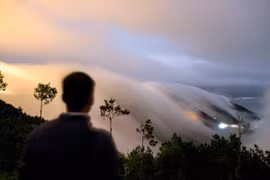 Thác mây xuất hiện ở Tà Xùa, du khách rủ nhau 'săn' cảnh hiếm