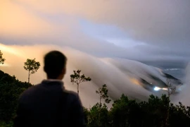 Thác mây xuất hiện ở Tà Xùa, du khách rủ nhau 'săn' cảnh hiếm