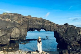 Check-in Cổng Tò Vò, săn khoảnh khắc đẹp như tranh ở Lý Sơn