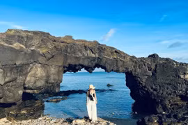 Check-in Cổng Tò Vò, săn khoảnh khắc đẹp như tranh ở Lý Sơn