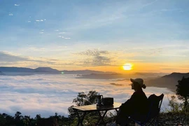 Sức hút của Đồn Đèn không chỉ đến từ cảnh quan mà còn từ cảm giác “được chạm vào tự do”. Đứng giữa đại ngàn, gió thổi lồng lộng, mây trôi dưới chân, thời gian như chậm lại. Với những người trẻ, đó là khoảnh khắc để lưu giữ những bức ảnh đẹp nhất, những giây phút an yên nhất của tuổi trẻ.