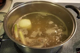 Có nên tận dụng nước luộc thịt để nấu canh?