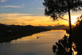  Lên đồi Vọng Cảnh, ngắm trọn Huế mộng mơ giữa trời xanh sông biếc