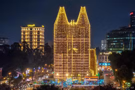 Nhìn từ xa, công trình gần 150 năm tuổi như được quấn bởi những dải lụa phát sáng, nổi bật trong đêm. Ảnh Ngo Tran Hai An