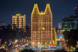 Nhìn từ xa, công trình gần 150 năm tuổi như được quấn bởi những dải lụa phát sáng, nổi bật trong đêm. Ảnh Ngo Tran Hai An