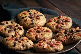 Trong lễ hội Halloween, mỗi quốc gia lại có những món ăn riêng mang dấu ấn văn hóa và phong tục địa phương. Tại Anh, bánh linh hồn (Soul Cake) là món truyền thống lâu đời. Loại bánh quy nhỏ được nướng vàng, điểm vài hạt nho khô trên mặt và thường có hình thù tượng trưng như đầu lâu, mặt quỷ hay mạng nhện. Tương truyền, người xưa làm bánh linh hồn để dâng tặng cho người nghèo, như một cách cầu nguyện cho linh hồn người đã khuất. Ảnh BHX