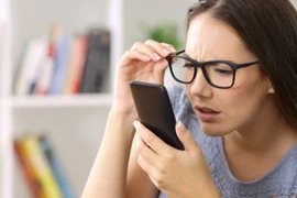 Thói quen sử dụng điện thoại gây hại mắt