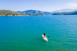 Không chỉ sở hữu cảnh quan thơ mộng, hồ Hàm Thuận còn là điểm dừng chân lý tưởng cho những ai yêu thích du lịch trải nghiệm. Du khách có thể chèo thuyền kayak trên mặt nước phẳng lặng, thả hồn theo những con sóng nhỏ lăn tăn giữa không gian tĩnh lặng. Ảnh sgtiepthi