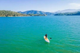 Không chỉ sở hữu cảnh quan thơ mộng, hồ Hàm Thuận còn là điểm dừng chân lý tưởng cho những ai yêu thích du lịch trải nghiệm. Du khách có thể chèo thuyền kayak trên mặt nước phẳng lặng, thả hồn theo những con sóng nhỏ lăn tăn giữa không gian tĩnh lặng. Ảnh sgtiepthi