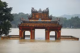 Huế dừng đón khách tham quan toàn bộ di tích vì ngập lụt