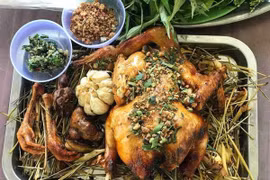 Món gà đặc sản An Giang lạ tên, da giòn thịt mọng, ăn bằng tay mới đúng vị