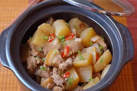 Tuy nhiên, bên cạnh những lợi ích, củ cải trắng vẫn tiềm ẩn một số rủi ro nếu sử dụng quá mức. Ăn quá nhiều, đặc biệt là củ cải sống, có thể gây kích ứng dạ dày, dẫn đến đau bụng hoặc tiêu chảy ở những người có hệ tiêu hóa nhạy cảm. Ảnh minh hoạ